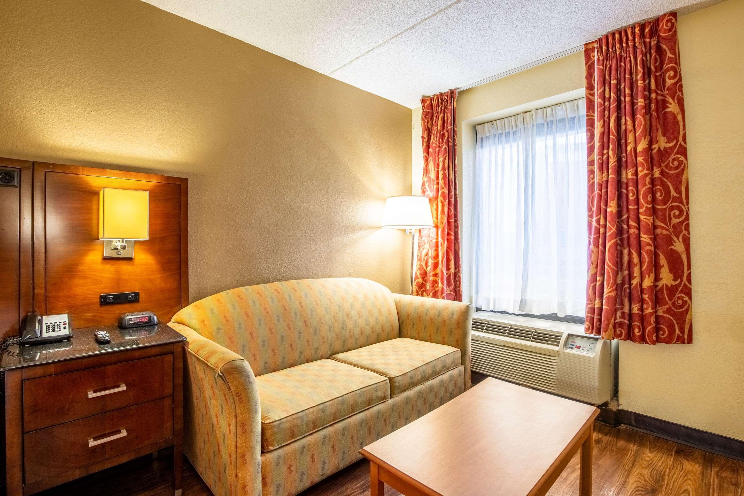 Econo Lodge Naval Station Norfolk Exterior photo