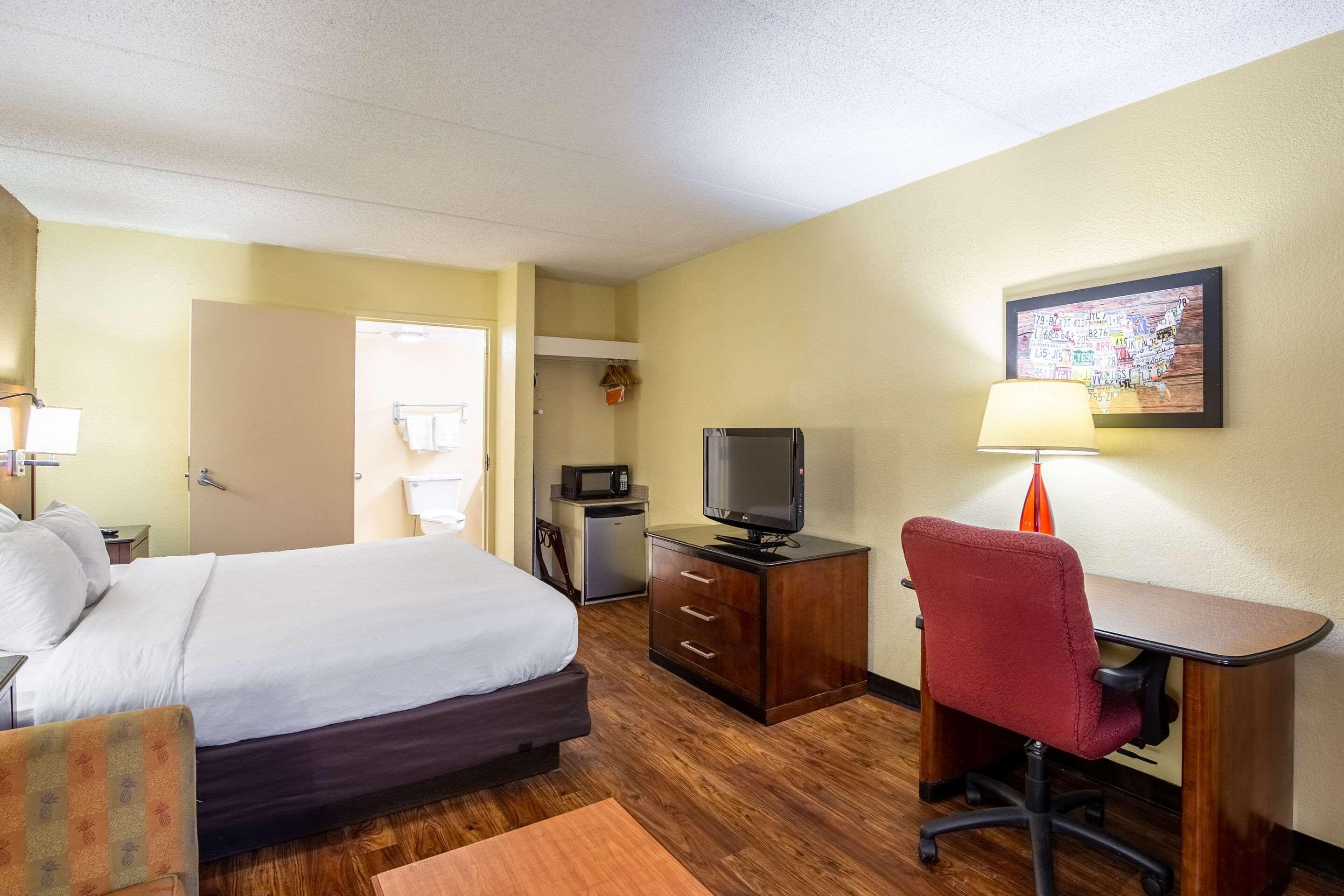 Econo Lodge Naval Station Norfolk Exterior photo