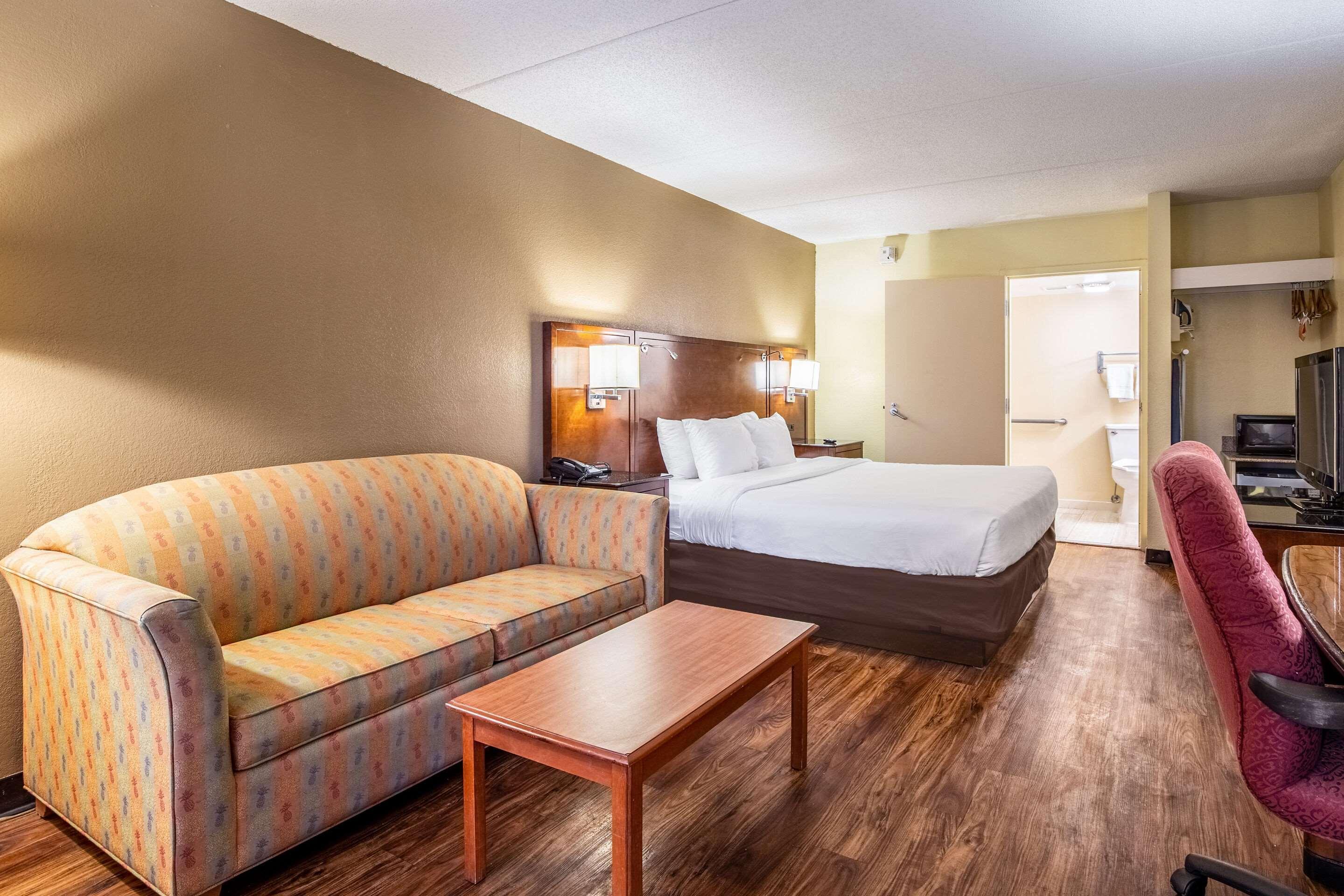 Econo Lodge Naval Station Norfolk Exterior photo