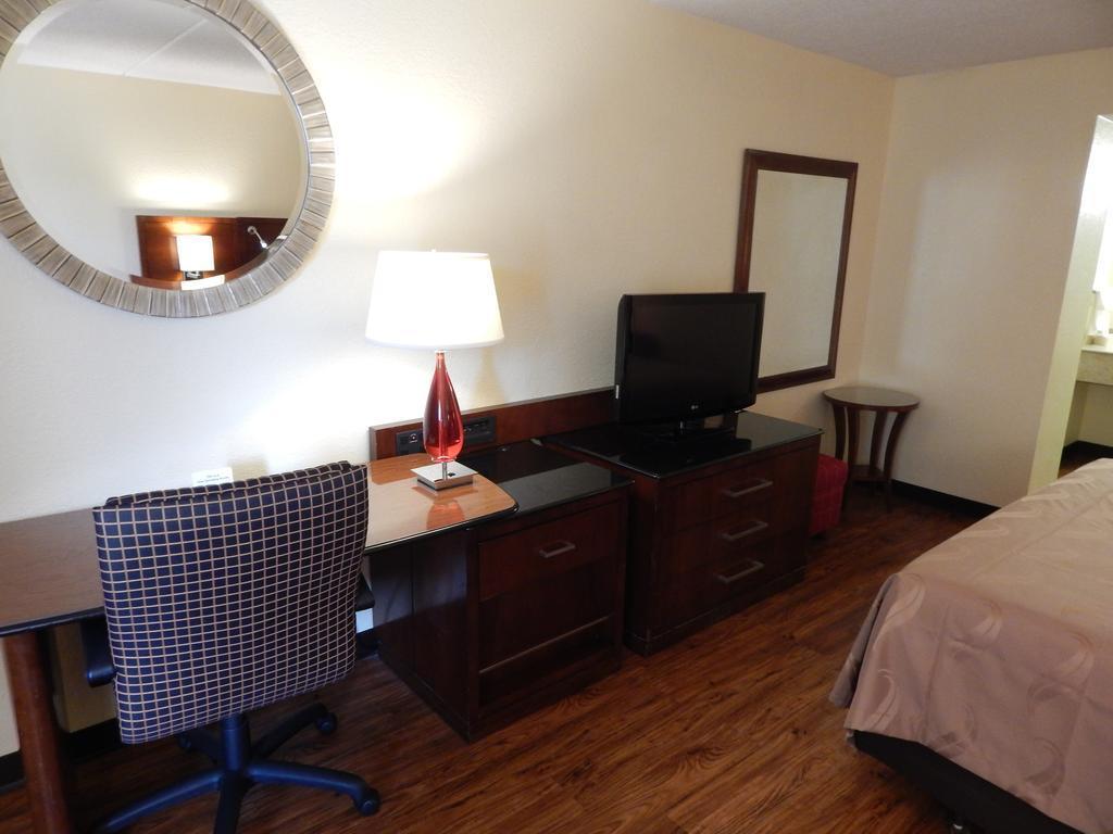 Econo Lodge Naval Station Norfolk Exterior photo