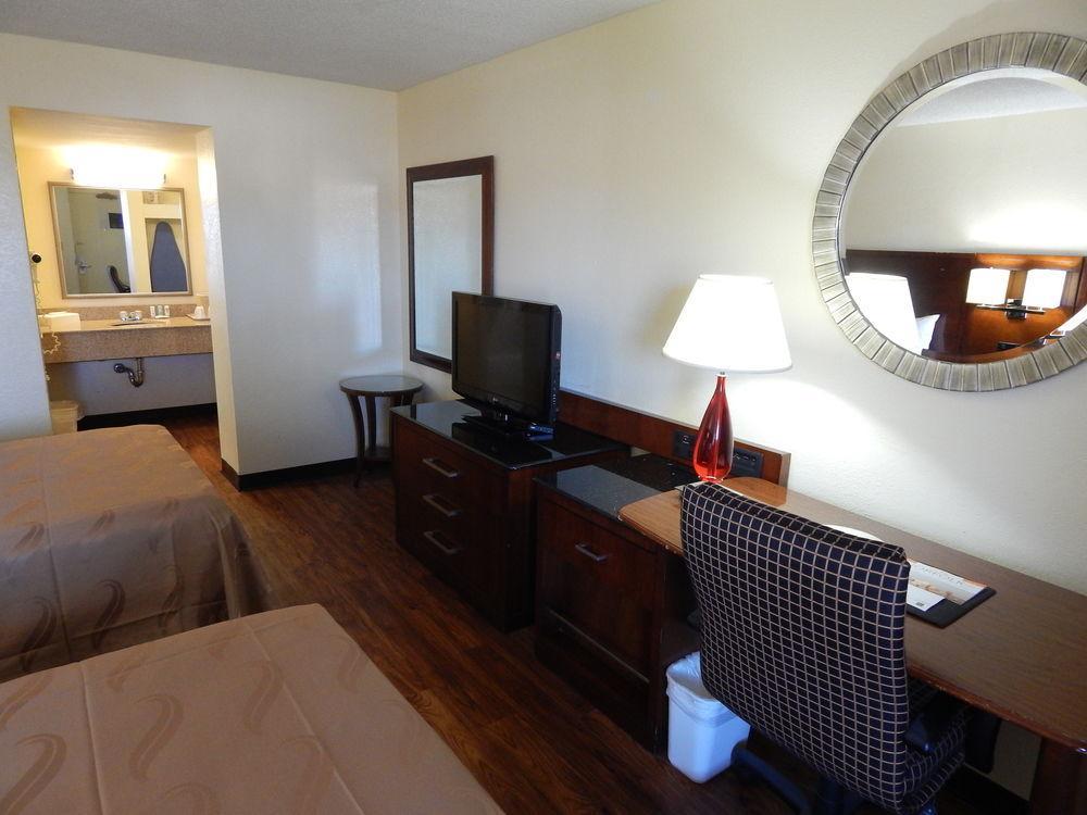 Econo Lodge Naval Station Norfolk Exterior photo
